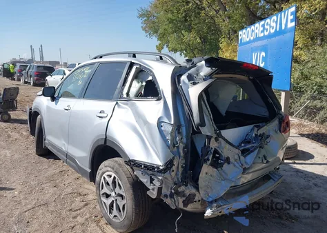 2023 Subaru Forester Premium z USA, uszkodzony, nr VIN JF2SKAEC6PH550876